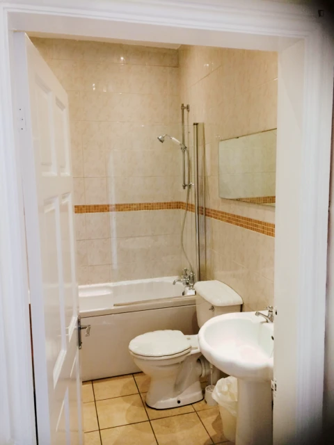 Homely double bedroom near the Brookdale Park