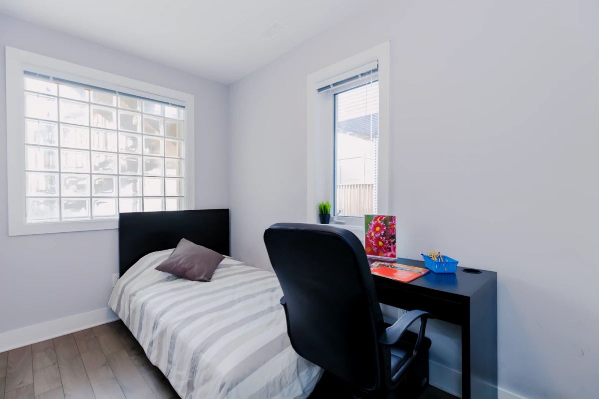 181 Henderson Unit : 1J