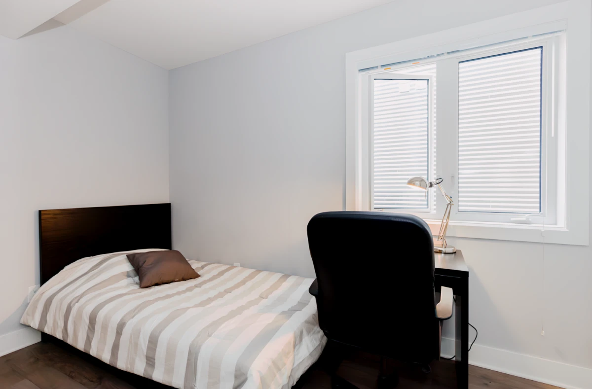 181 Henderson Unit : 1J