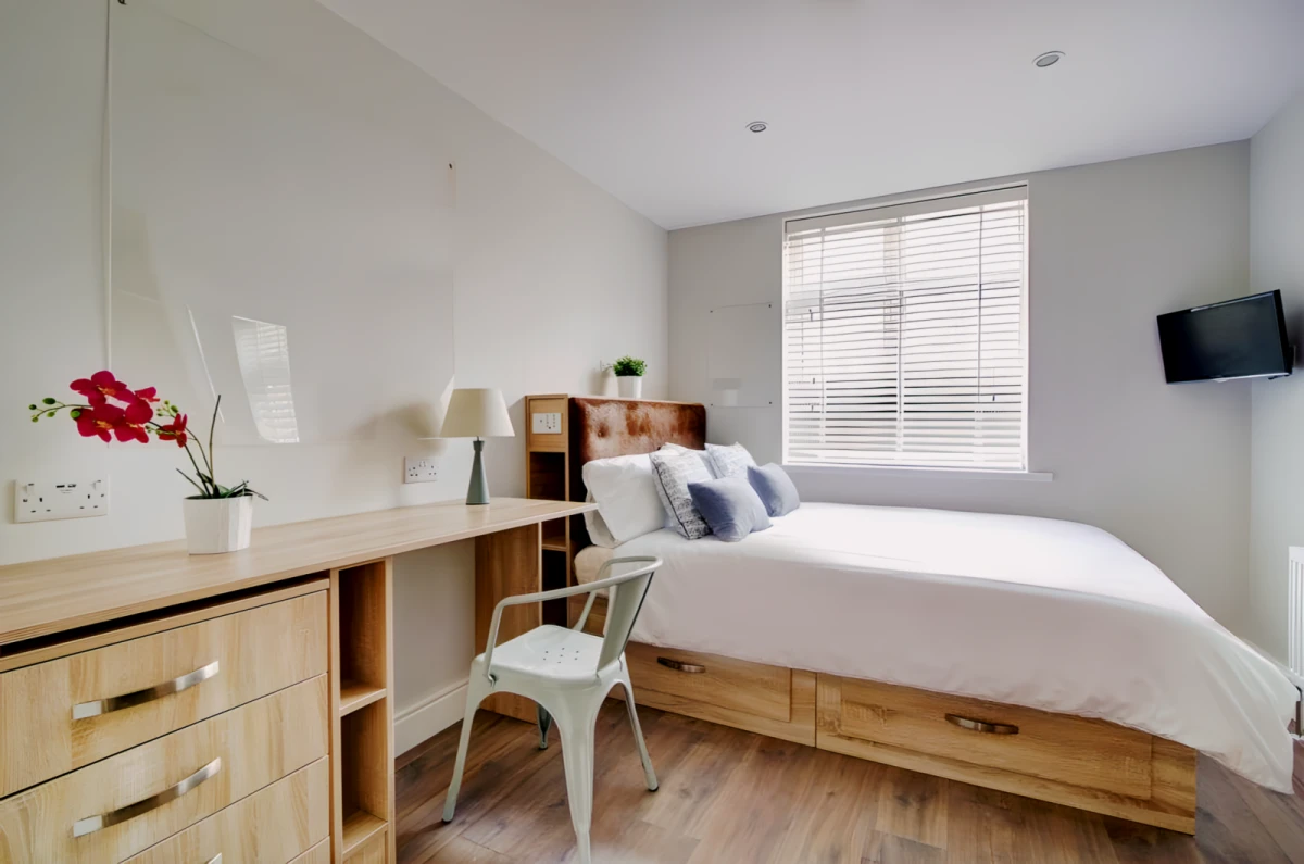 8 bedrooms 2 bathrooms