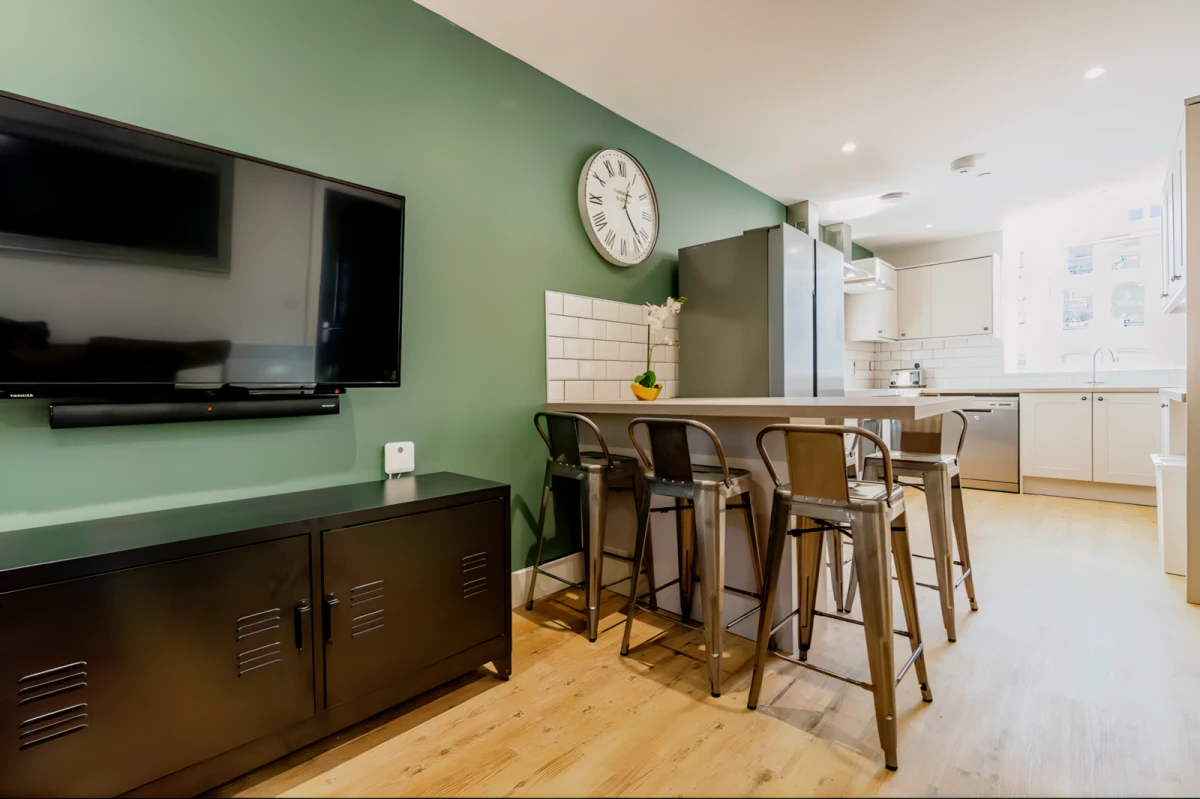 Flat 2, 124 Walter Road