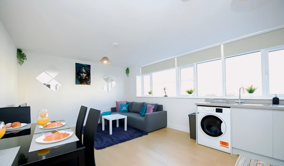 Medusa Apartment - The Gaze of Town