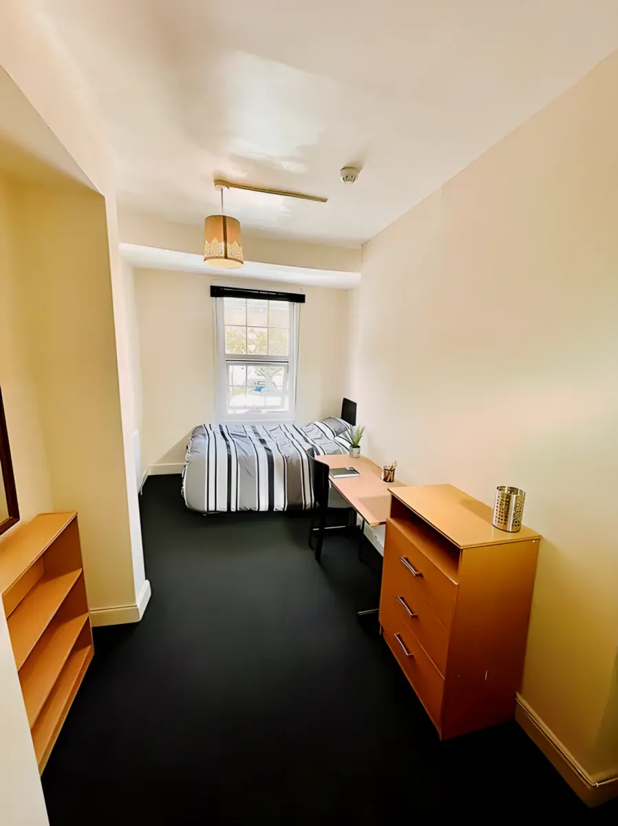 6 Bedrooms 2 bathrooms