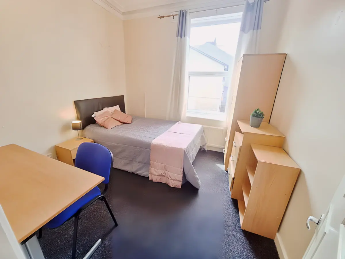 10 Bedrooms 3 bathrooms