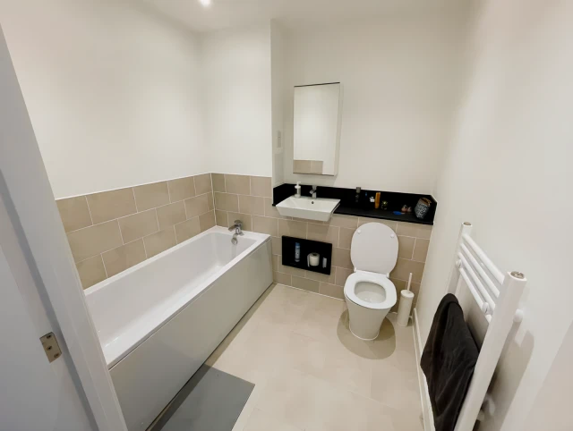 2 Bedroom 2 Bathroom Flat80