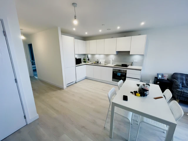 2 Bedroom 2 Bathroom Flat80
