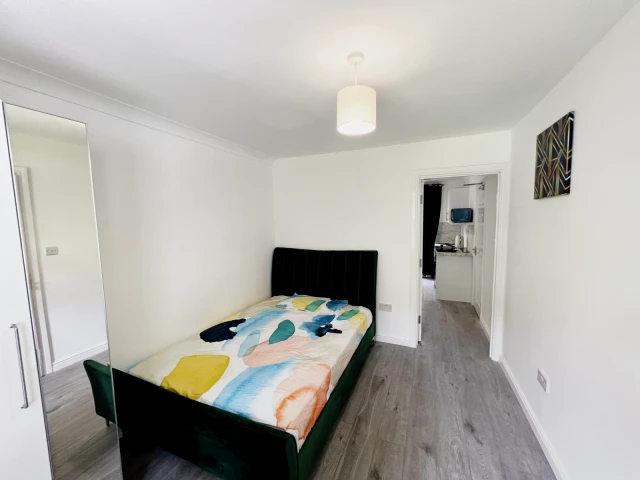 8 Squires Way