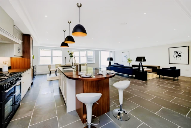 6 Bed 4 Bath, 2