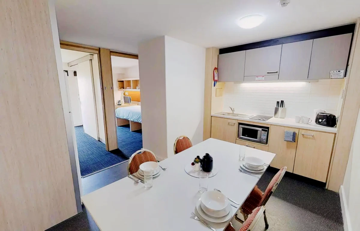 3 Rooms view 2