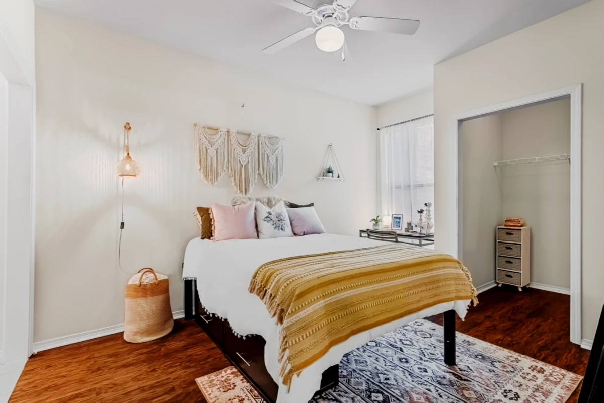 2 Rooms view 1