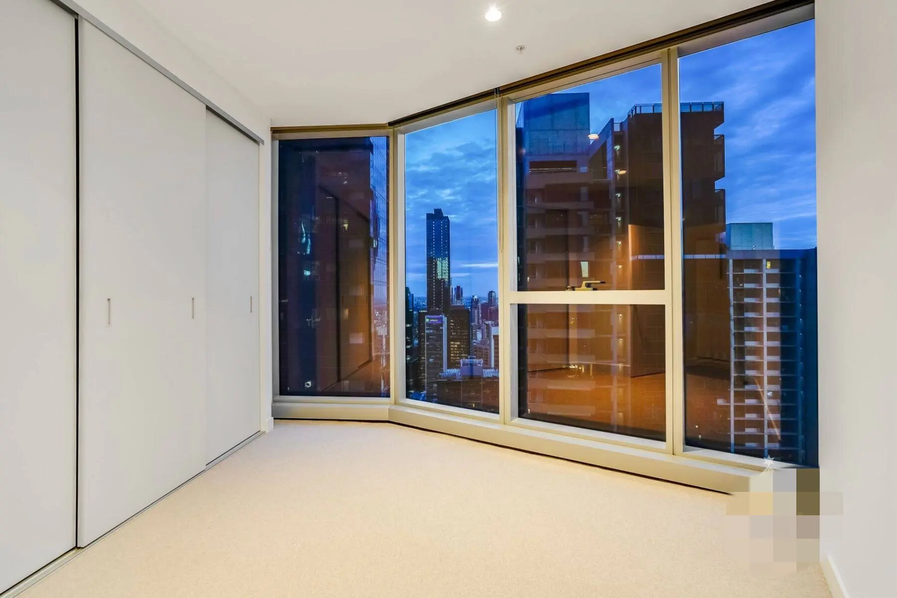 2 Rooms view 1