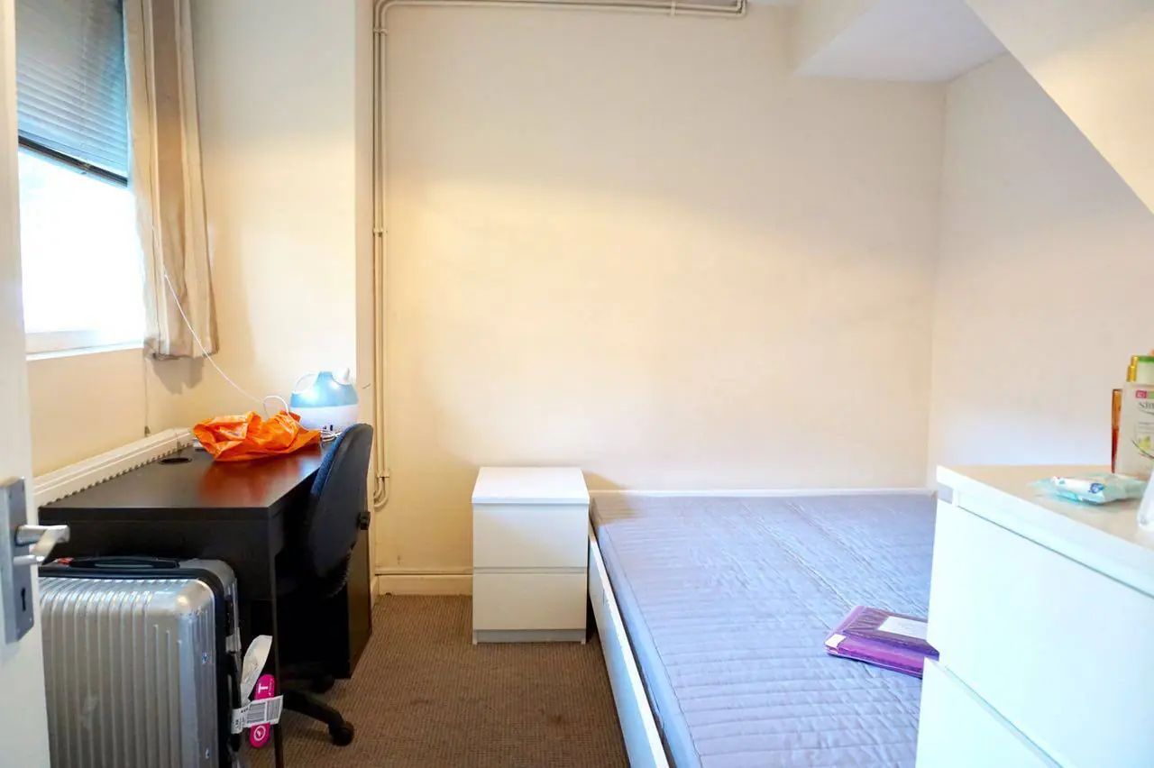 4 Rooms view 1