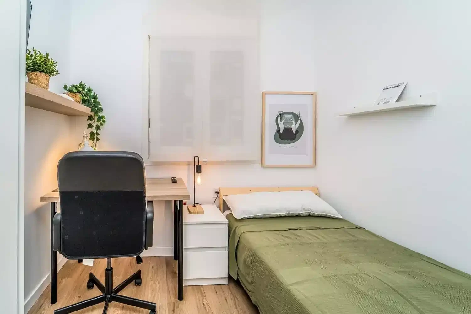 #189629: Room in 4 Bedroom 2 Bathroom (Calle Lepanto) - Bedroom