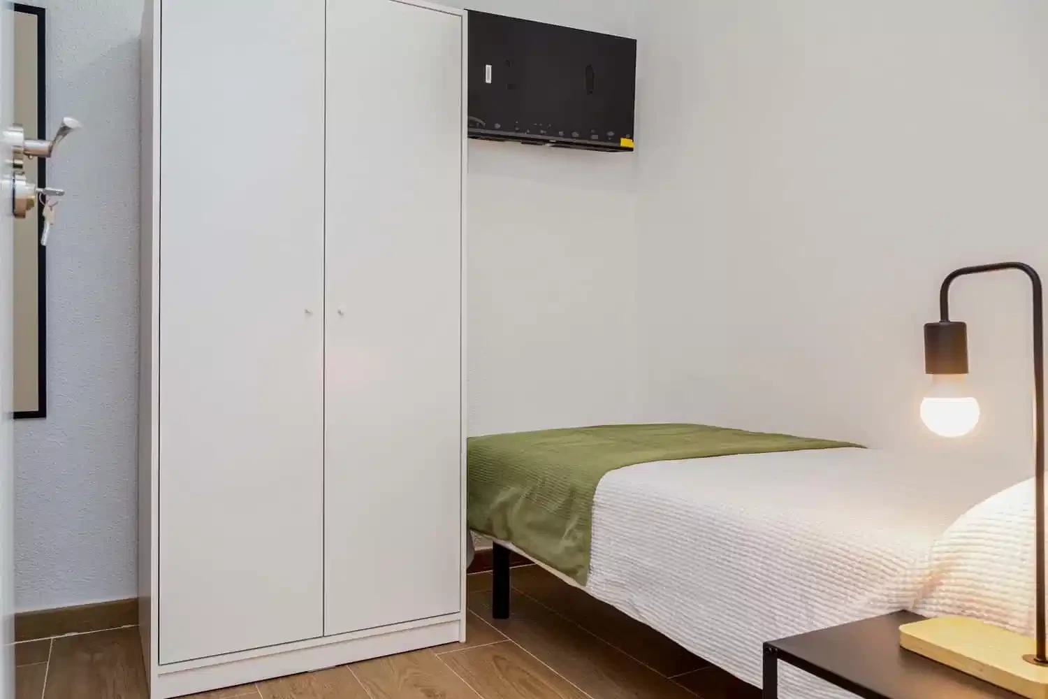 #173856: Room in 5 Bedroom 2 Bathroom  (Calle De Los Fueros De Aragón) - Bedroom