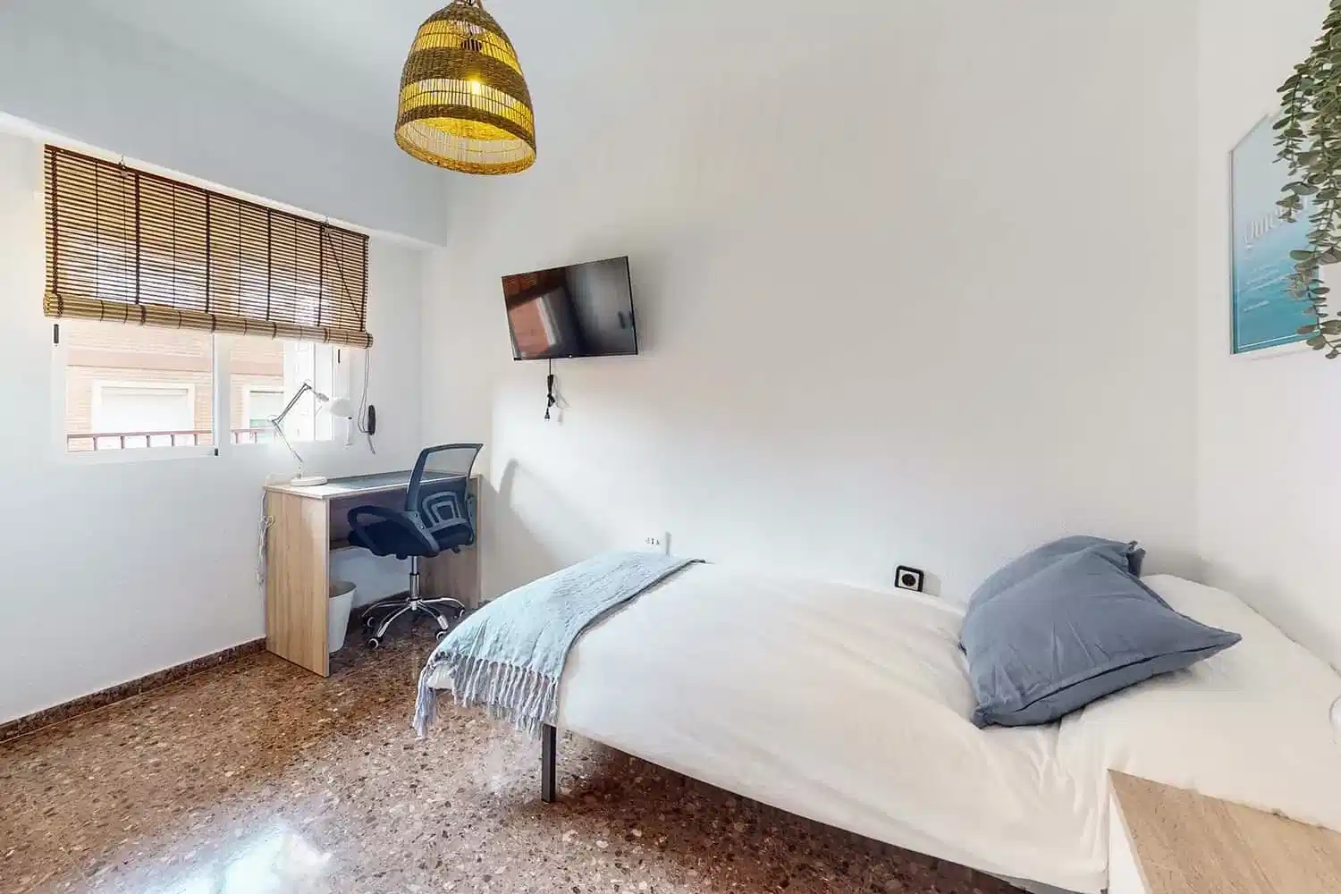 Room in 5 Bedroom 2 Bathroom (Carrer l'Alqueria Crema) - Bedroom