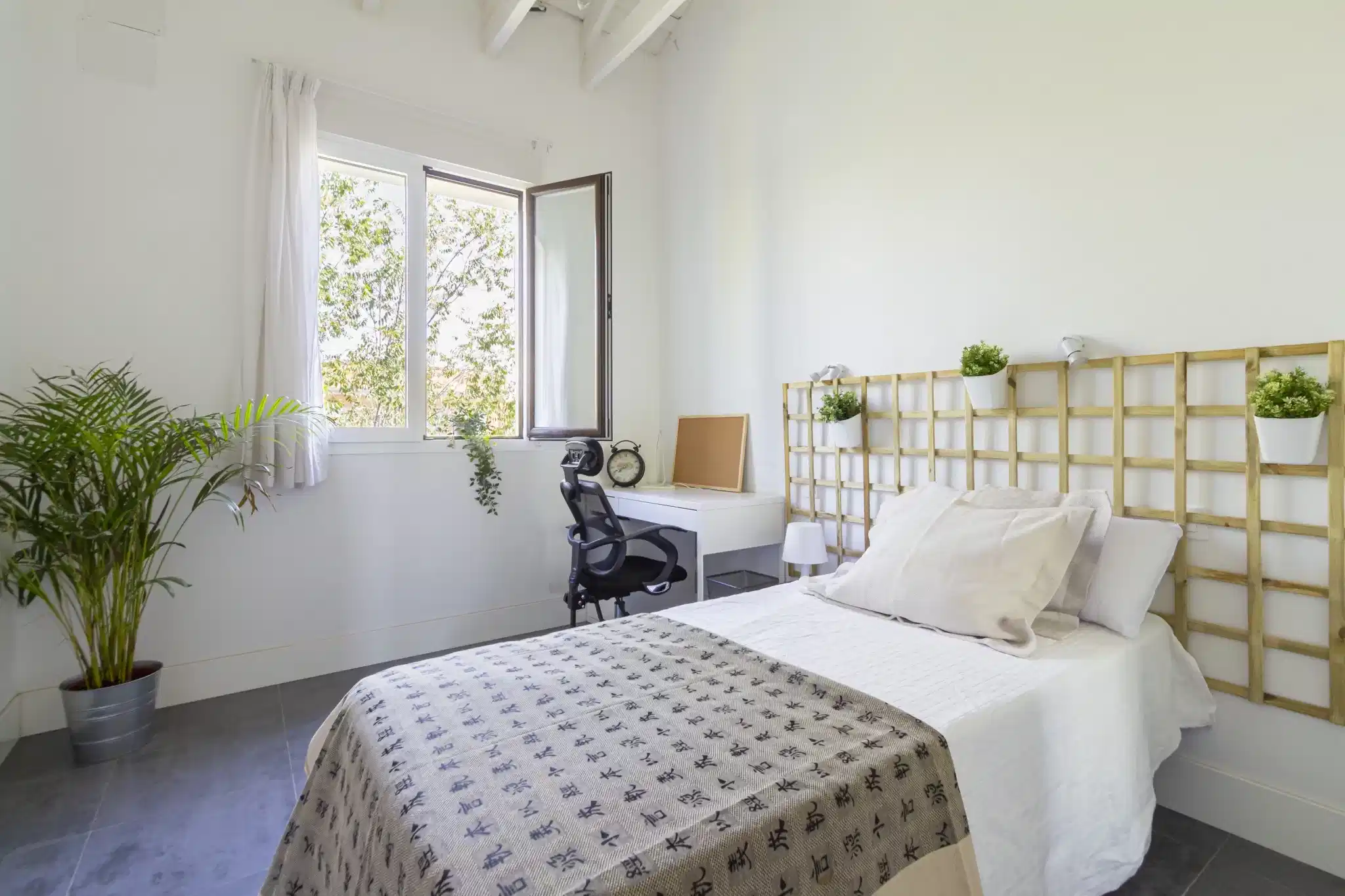 #37038: Room in 4 Bedroom 2 Bathroom (Paseo De Extremadura) - Bedroom