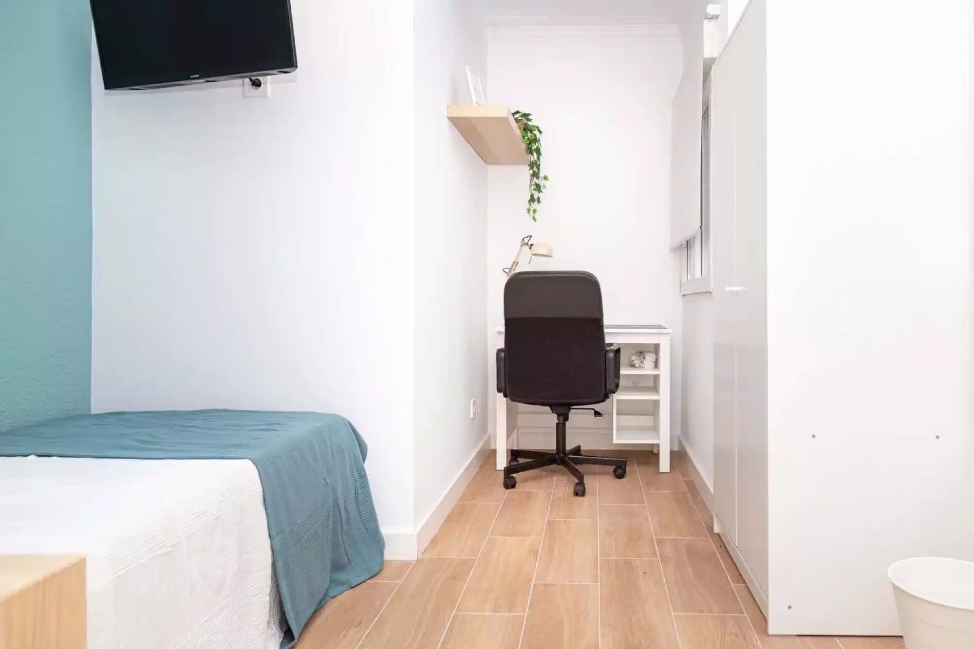 #133707: Room in 5 Bedroom 2 Bathroom (Calle De Domingo Ram) - Bedroom
