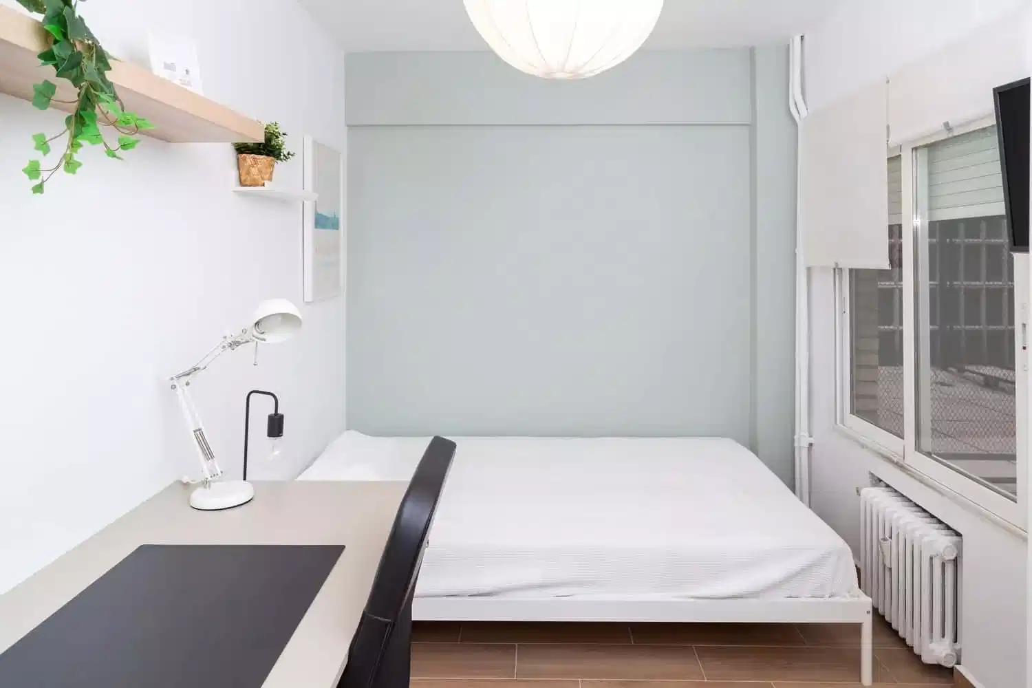Room in a 5 Bedroom 2 Bathroom (Calle De Santander) - Bedroom