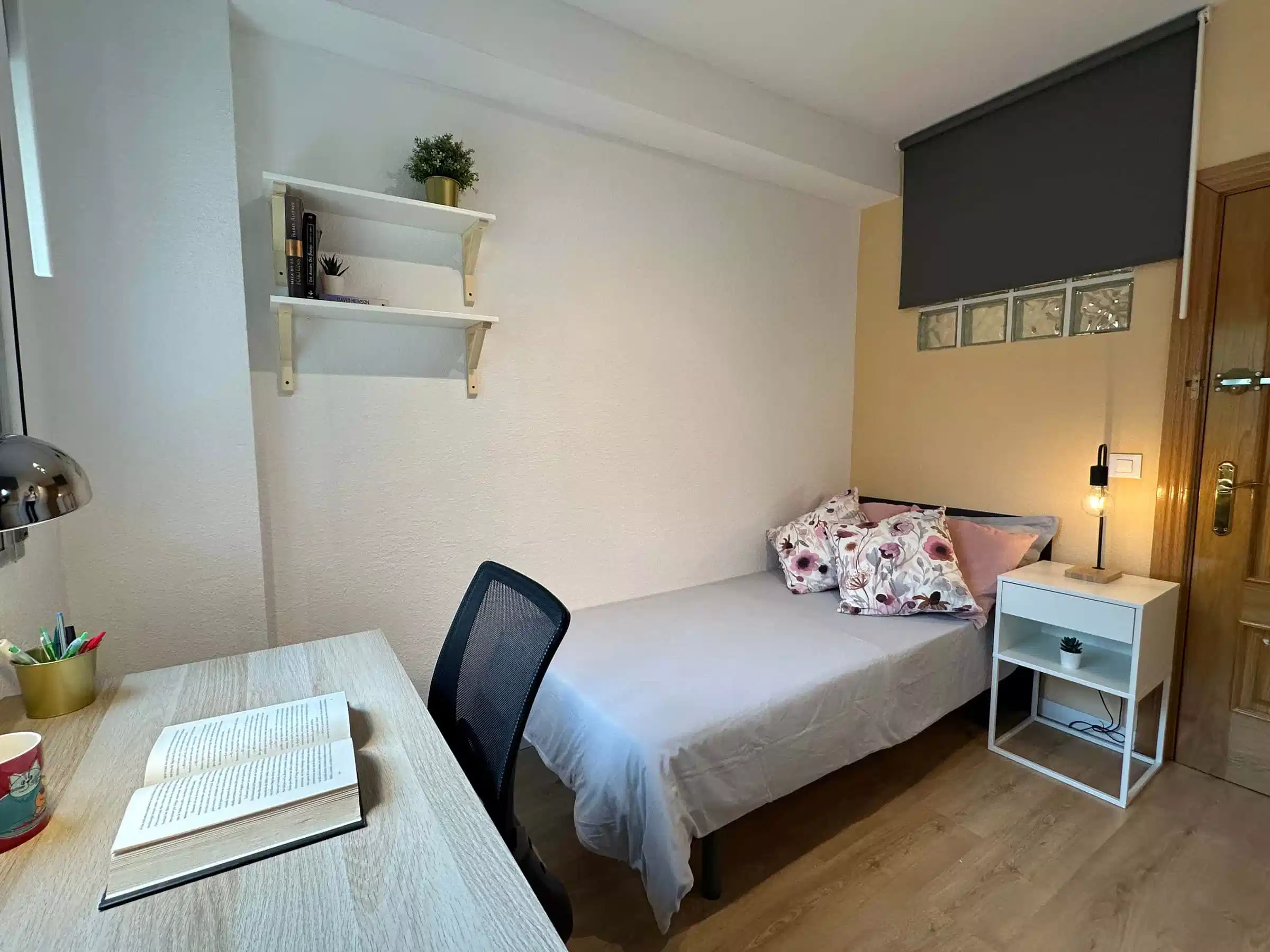 #159828: Room in 4 Bedroom 1 Bathroom (Calle Thader) - Bedroom