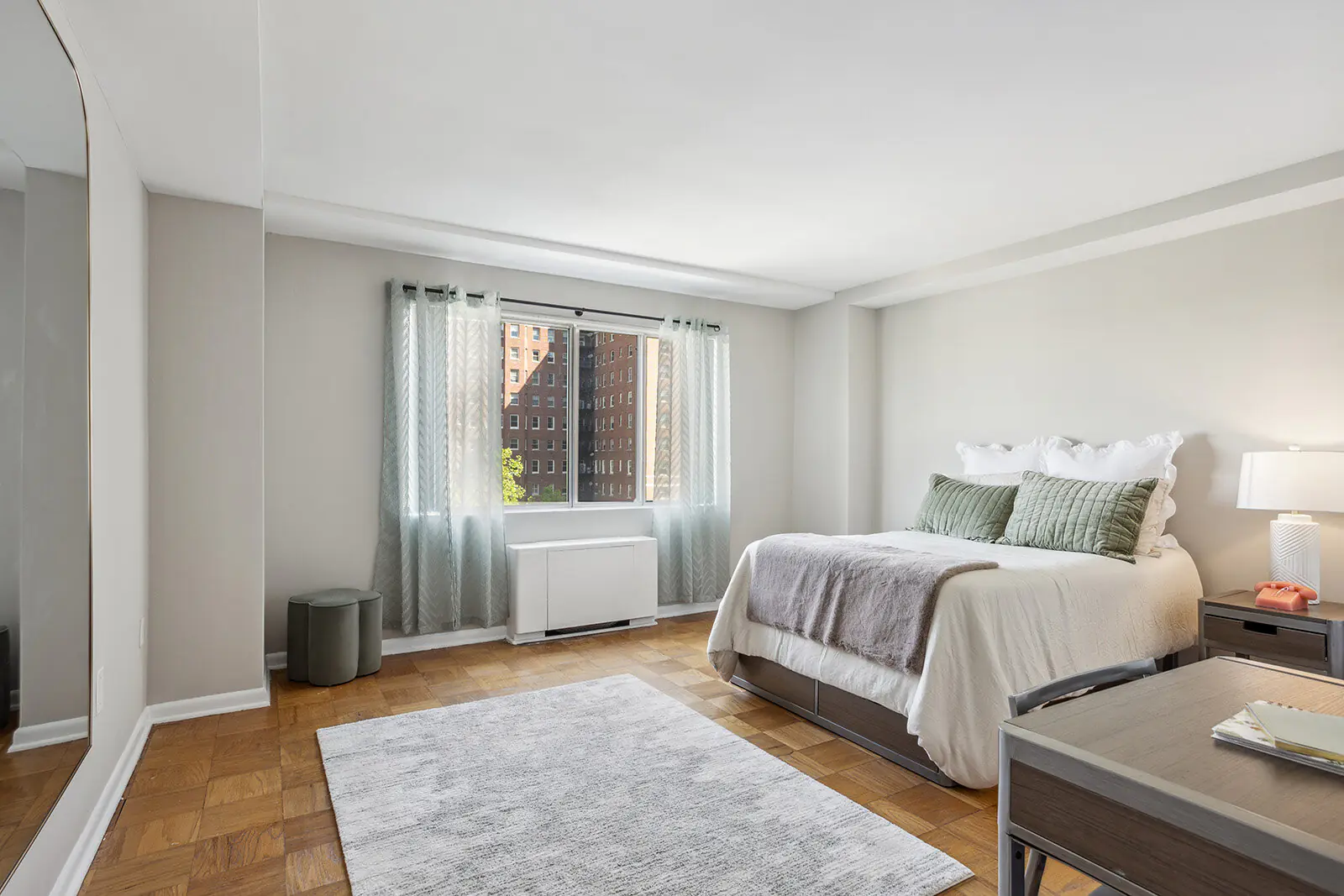 3 Rooms view 4