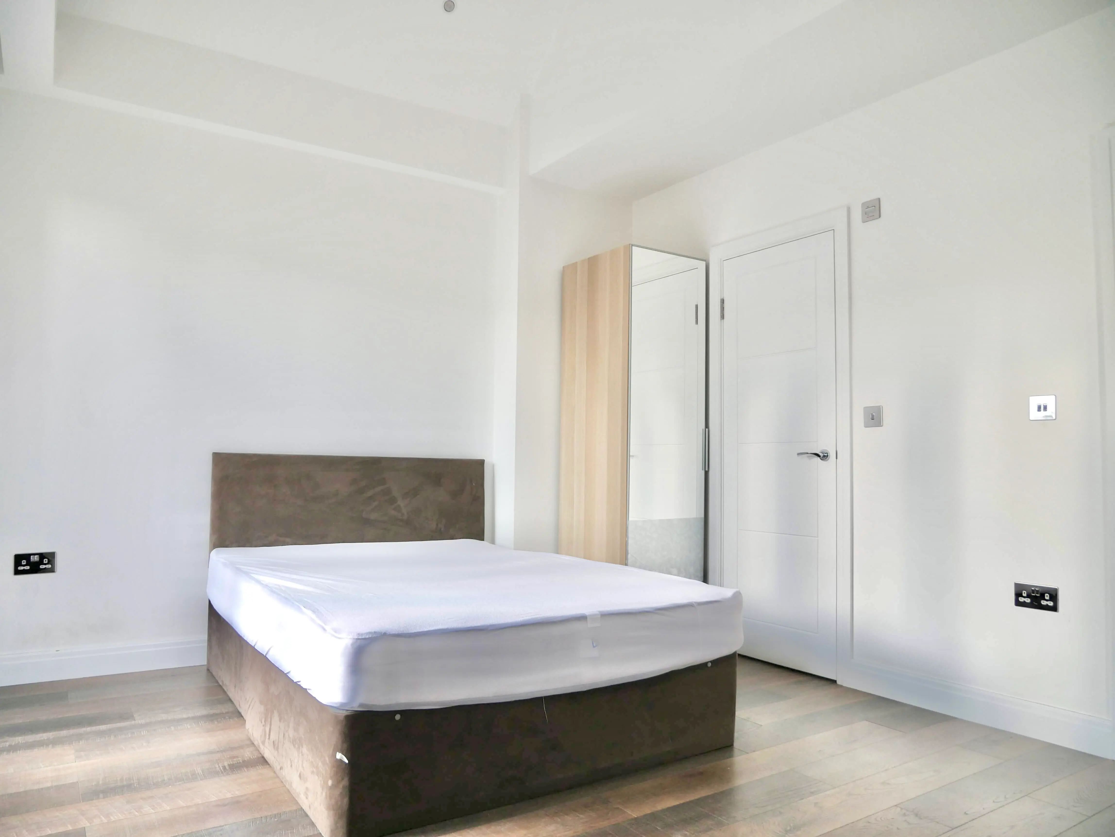 5 Rooms view 1