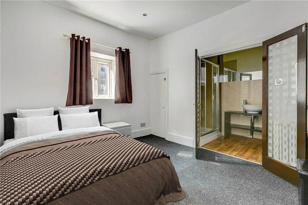 2 Rooms view 1