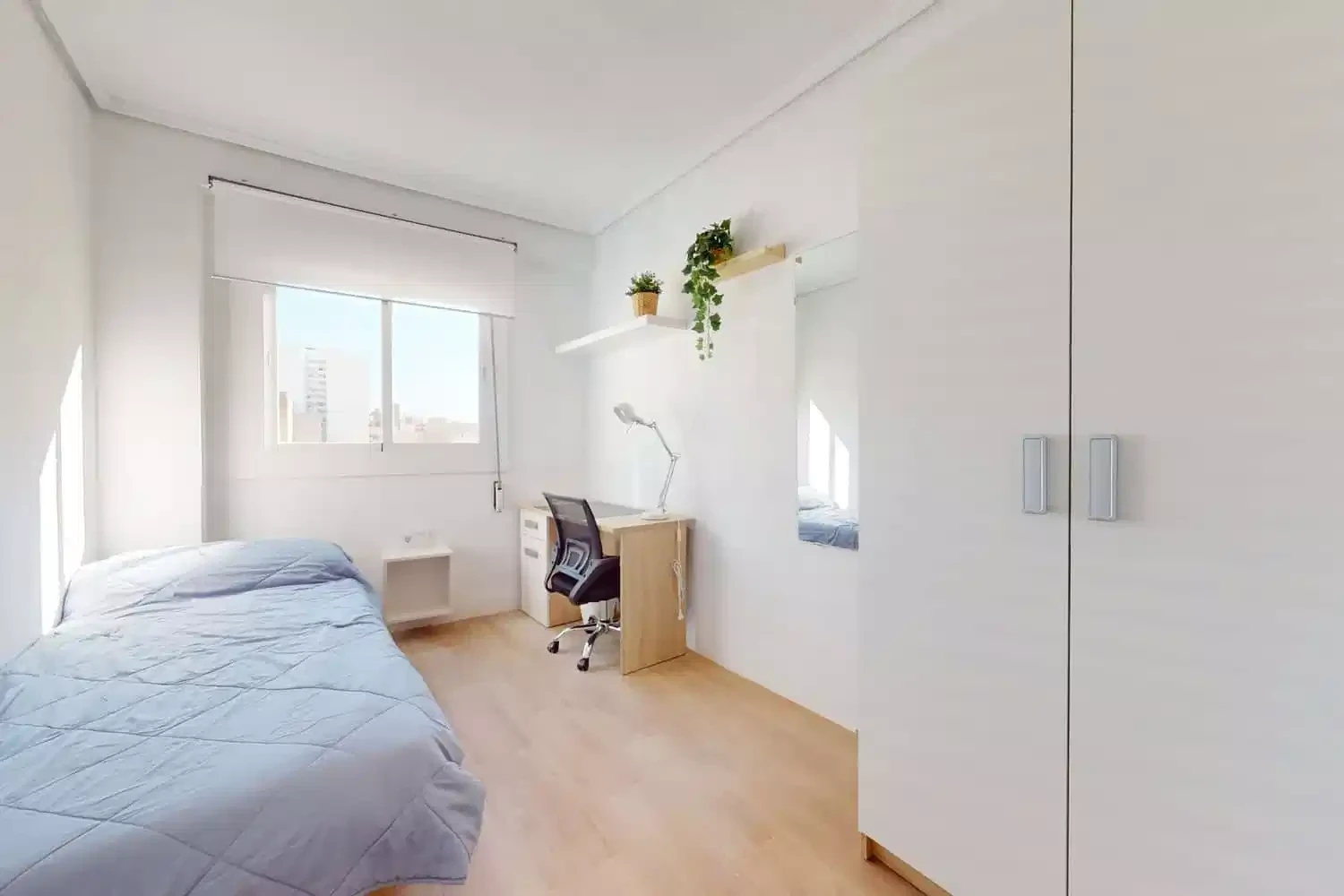 Room in 6 Bedroom 2 Bathroom (Carrer De Navarra) - Bedroom