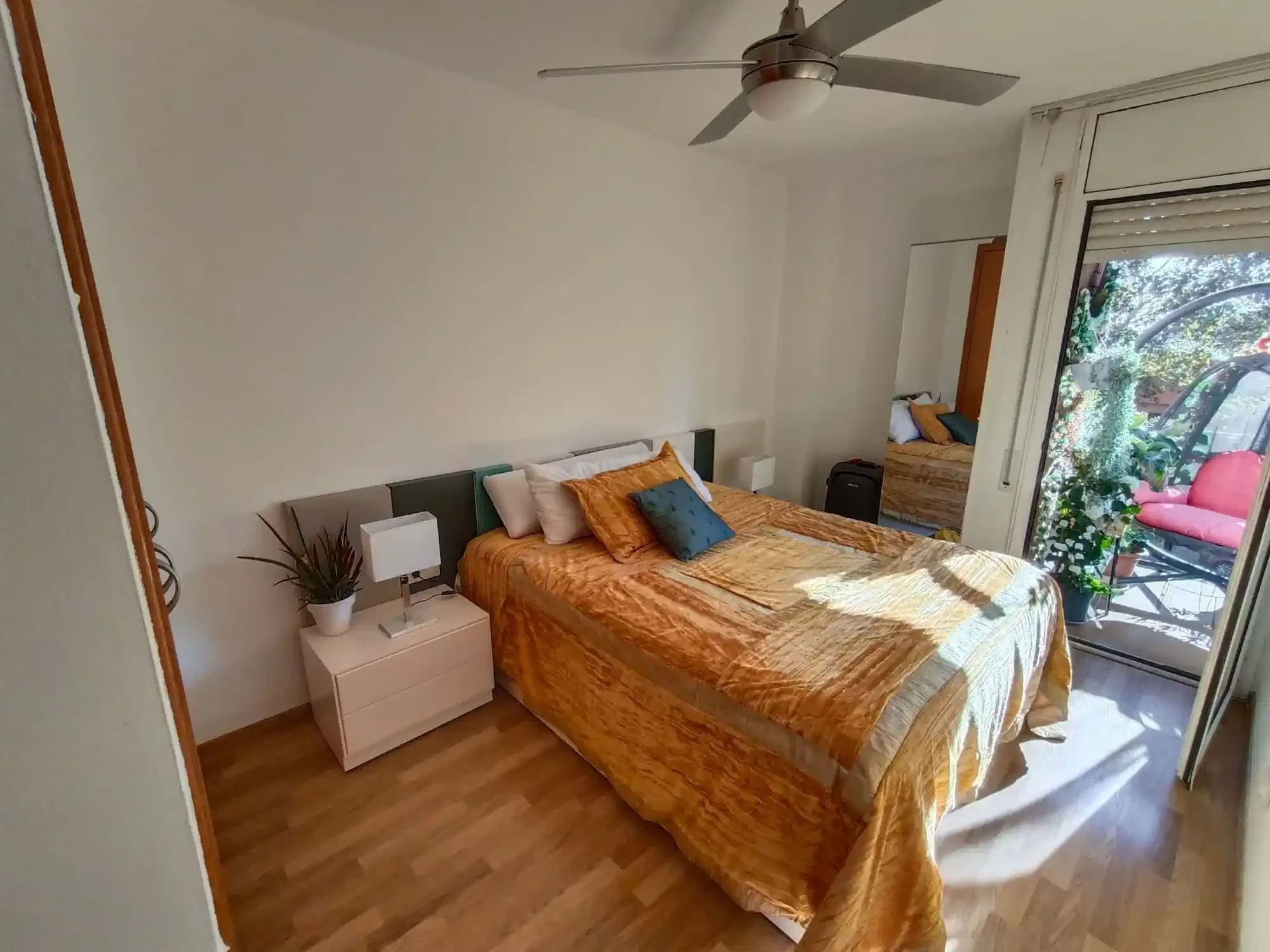 Room in 3 Bedroom 2 Bathroom (Carrer De Pi I Gibert) - Bedroom